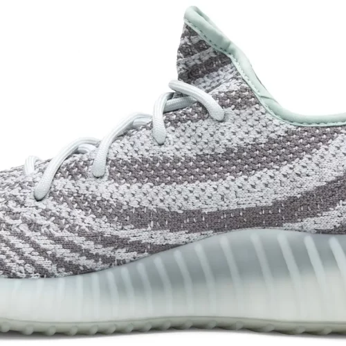 la paire de Yeezy Boost 350 V2 Blue tint vue de coté