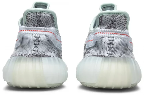 la paire de Yeezy Boost 350 V2 Blue tint vue de derriere