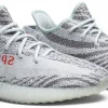 la paire de Yeezy Boost 350 V2 Blue tint vue de coté