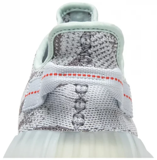 la paire de Yeezy Boost 350 V2 Blue tint vue de derriere